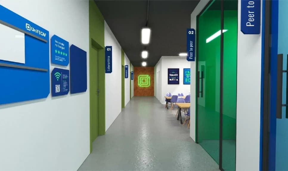 Visão interna do corredor de um polo da UniFECAF com portas verdes e detalhes em azul escuro