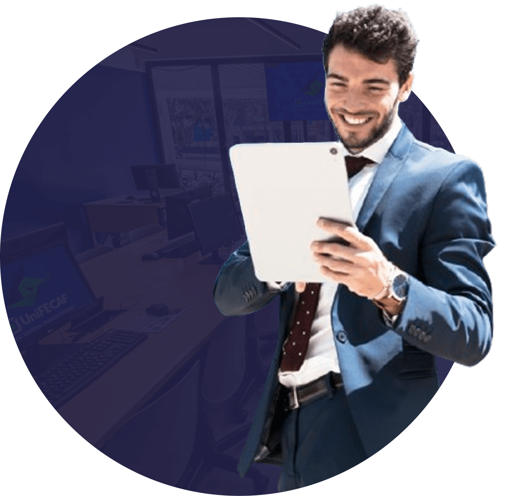 Homem segurando um tablet e sorrindo para ele