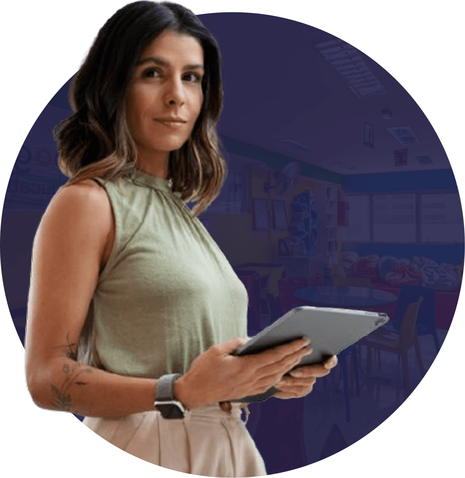 Mulher segurando um tablet