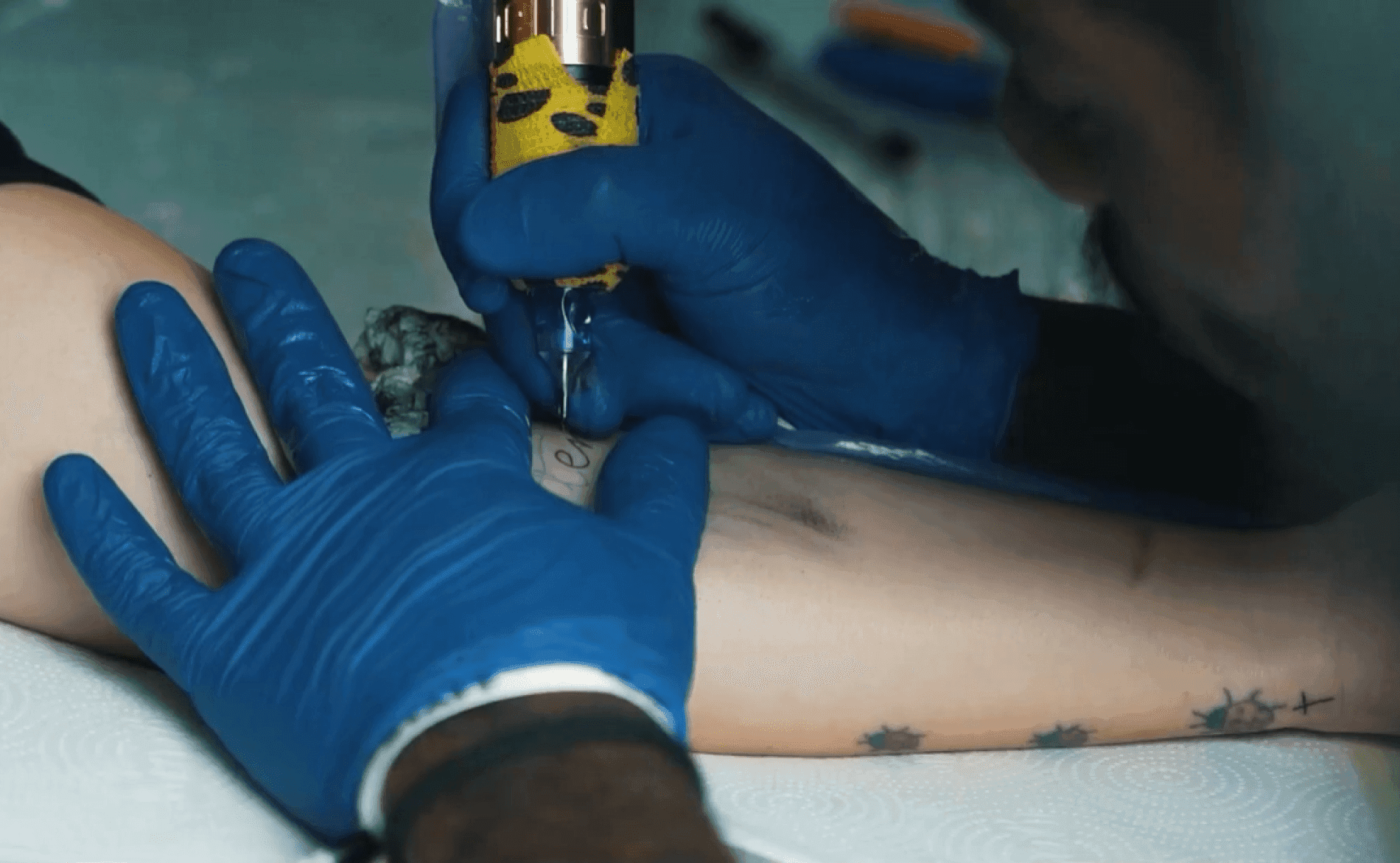 Aluno fazendo uma tatuagem em um momento de lazer na UniFECAF