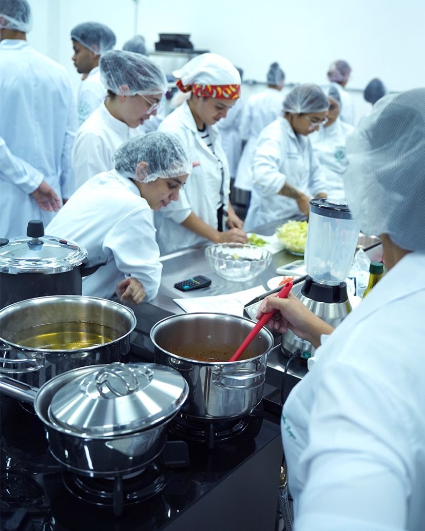 Aula prática do curso de Nutrição da UniFECAF. 