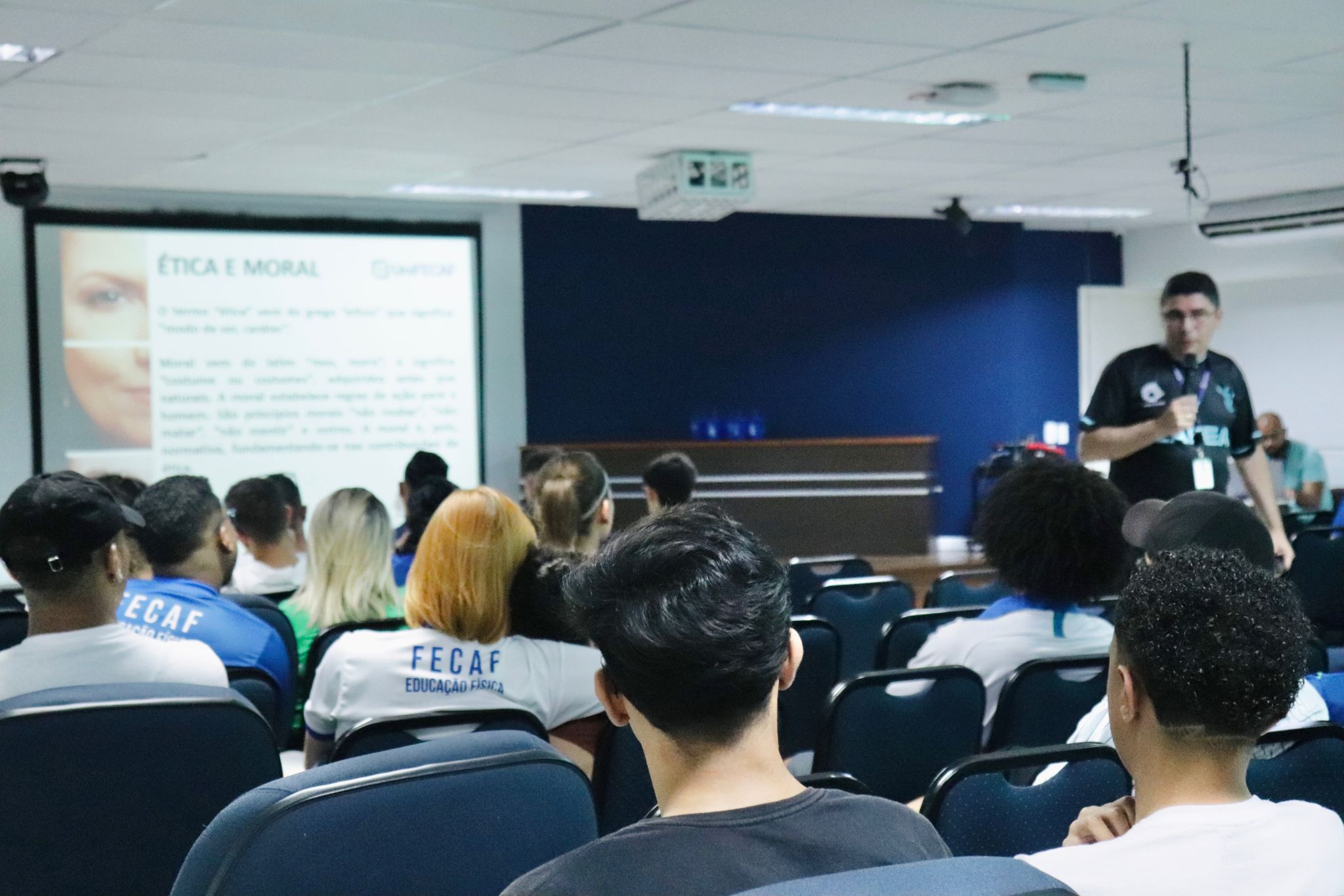 Alunos da UniFECAF assistindo a uma palestra. Venha estudar na UniFECAF. 